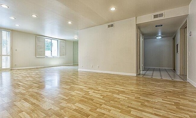 Building Photo - "Charming 1-Bed Condo with 1.5 Baths in Pr...