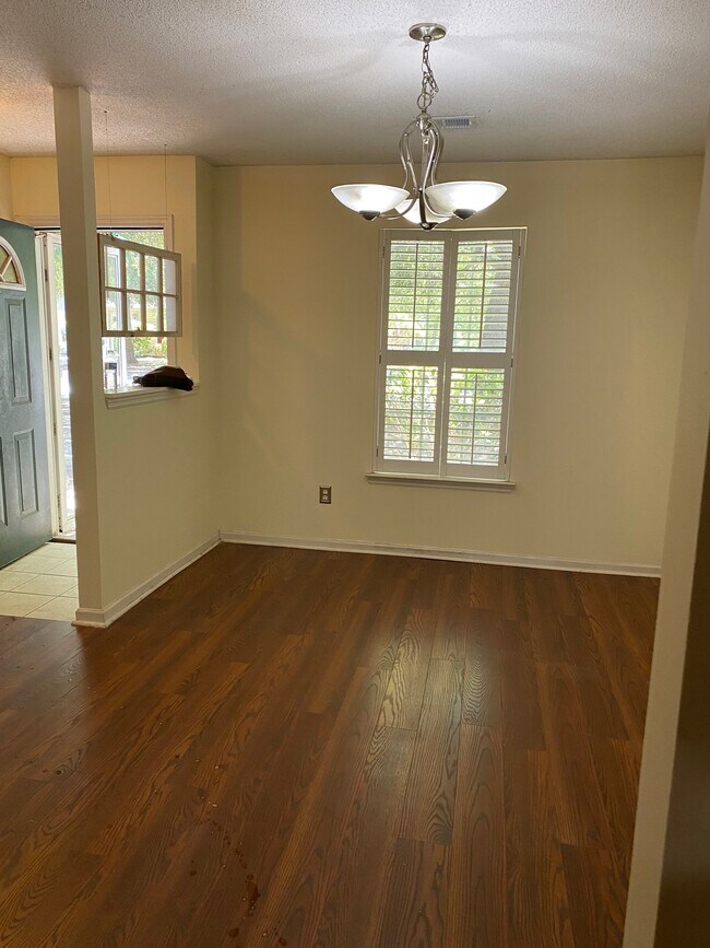 Foto del edificio - 1490 Amanda Park Ln