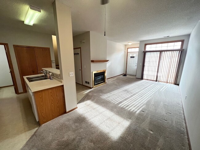 Building Photo - Woodbury Townhouse Available Now, Open Flo...