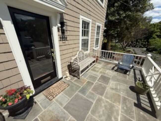 Foto del edificio - *DREAM LOCATION* 6BR Completely Renovated Duplex