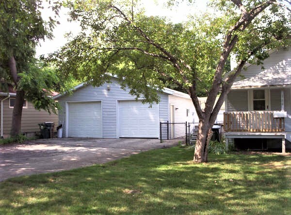 Porch, 1 Garage - 3702 Hillcrest Dr