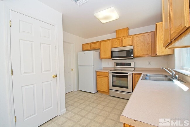 Building Photo - 670 Starlite Dr