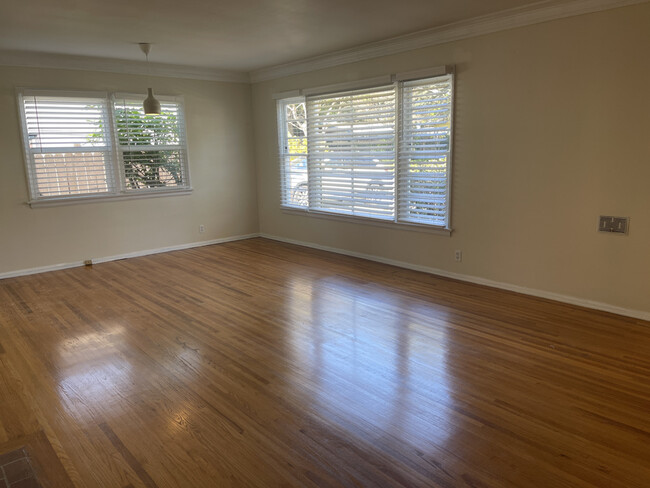 Living room / Dining room - 4117 Charles Ave