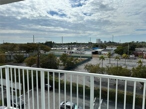 Building Photo - 16465 NE 22nd Ave