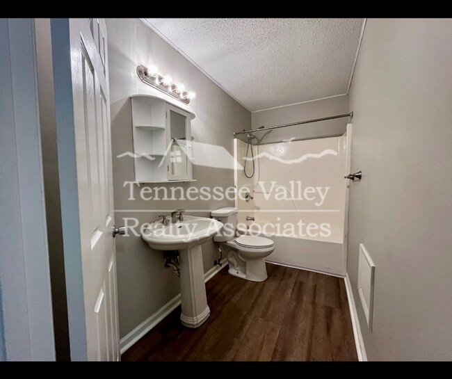 Building Photo - Spacious 3 bed/1.5 bath split foyer in Hid...