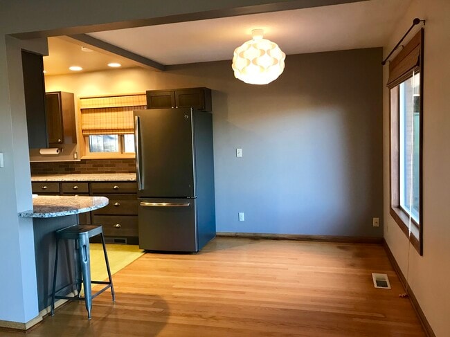 dining area - 703 SE 70th Ave