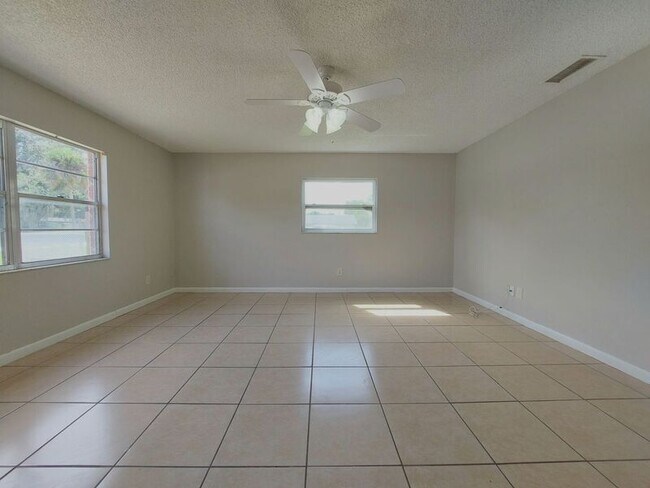 Foto del edificio - 2421 Ave C SW