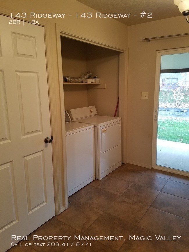 Building Photo - Duplex with Furnished Option!