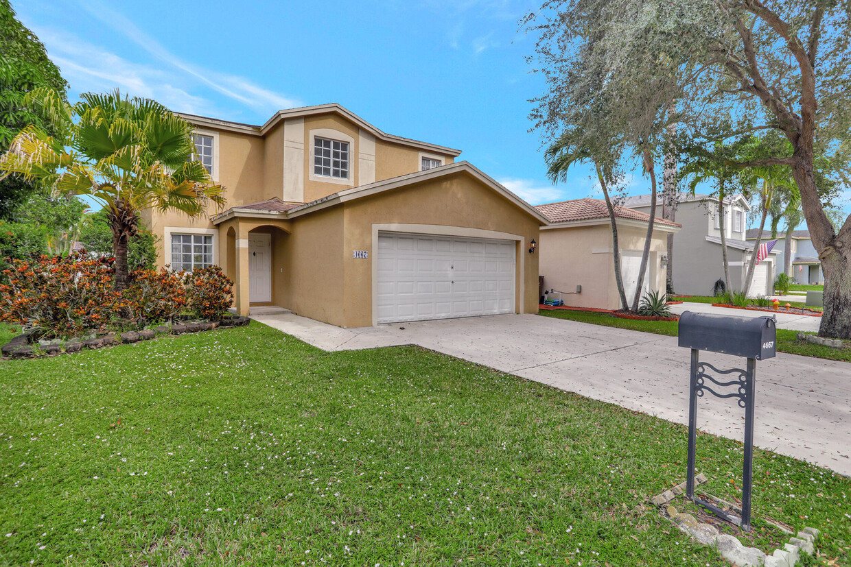 Foto principal - 4667 SW 12th Ct