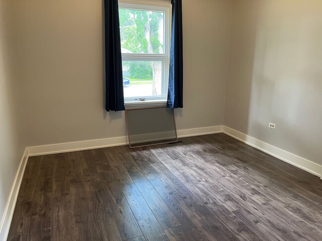 Building Photo - 2 Bed 1 Bath Unit in Red Deer, AB