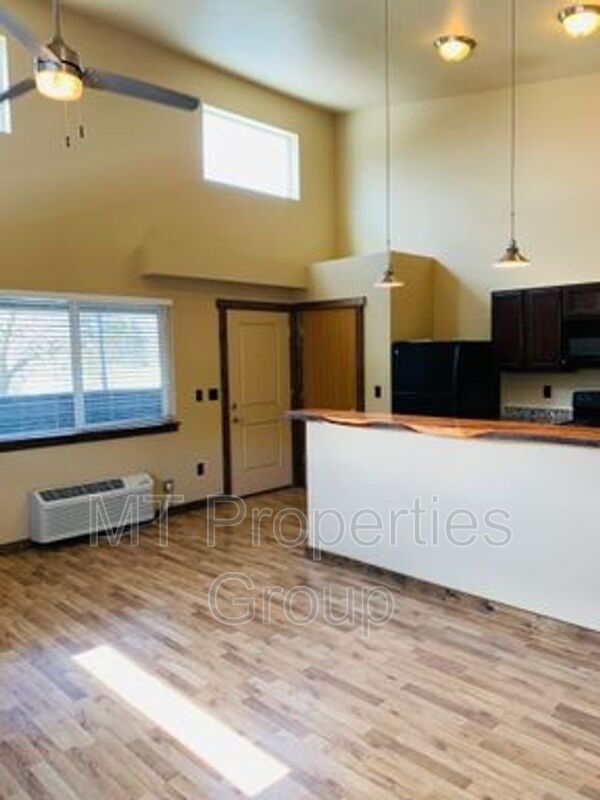 Foto principal - 630 N 5th St W