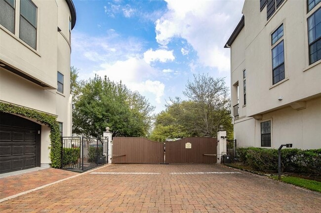 Building Photo - 9944 Woodwind Lane South