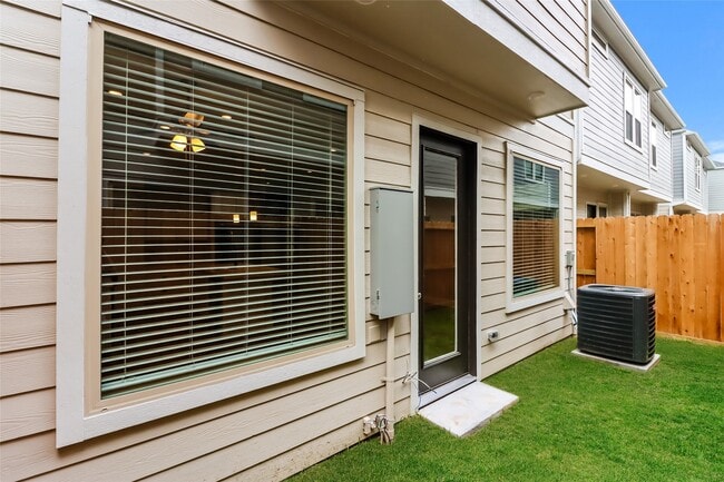 Foto del edificio - 5104 Royal Heath Dr