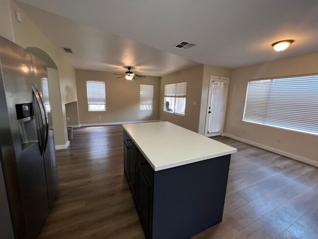 Building Photo - Beautiful 4 Bedroom Home in Ocean Pointe *...