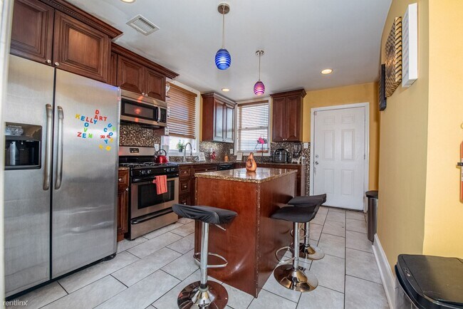 Building Photo - 4 br, 3.5 bath Townhome - 15 2nd Ave