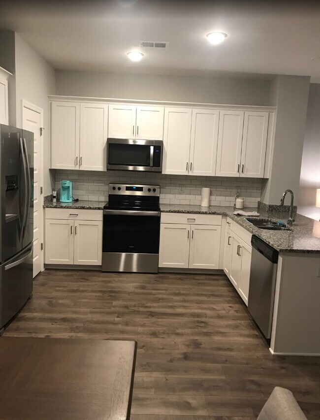 Foto del edificio - Available for Aug move in. Charming 2-Bedroom Retreat in Hendersonville with 2.5 Baths & Spacious...