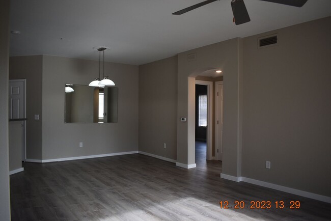 Foto del edificio - Beautiful 2 BR / 2 BA Condo with 1 car gar...