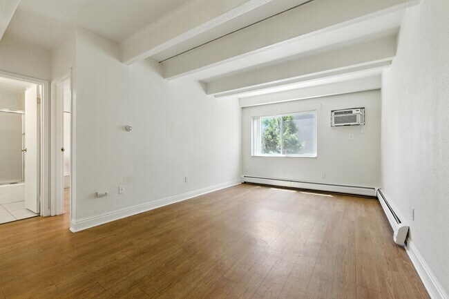 Foto del edificio - 1 Bed 1 Bath Condo In The Heart Of Denver