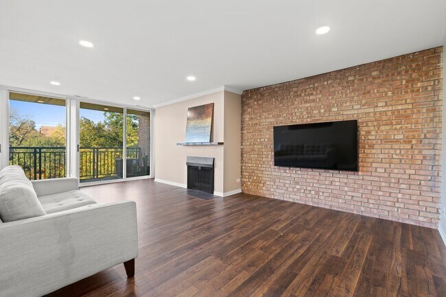 Building Photo - 6000 Oakwood Dr