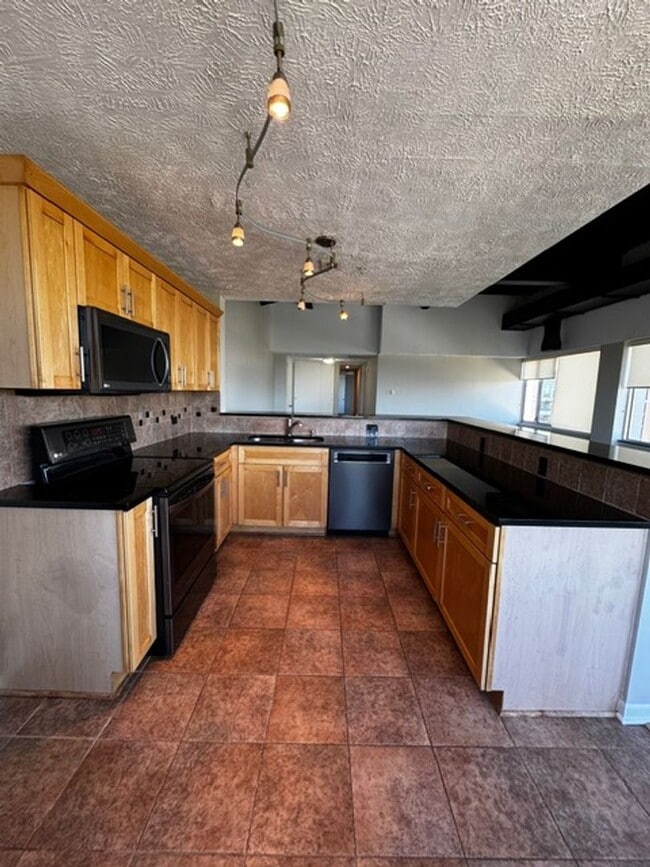 Building Photo - D Simmons (105 N 31st Ave #904)