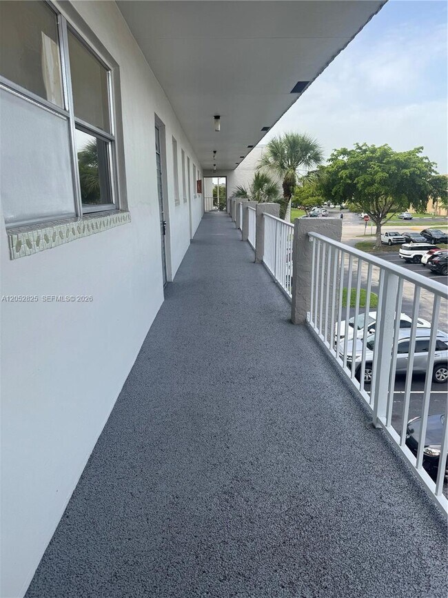 Foto del edificio - 8220 Sunrise Lakes Blvd