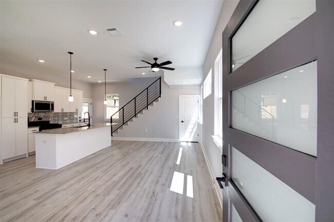 Foto del edificio - 6002 Carnation Terrace