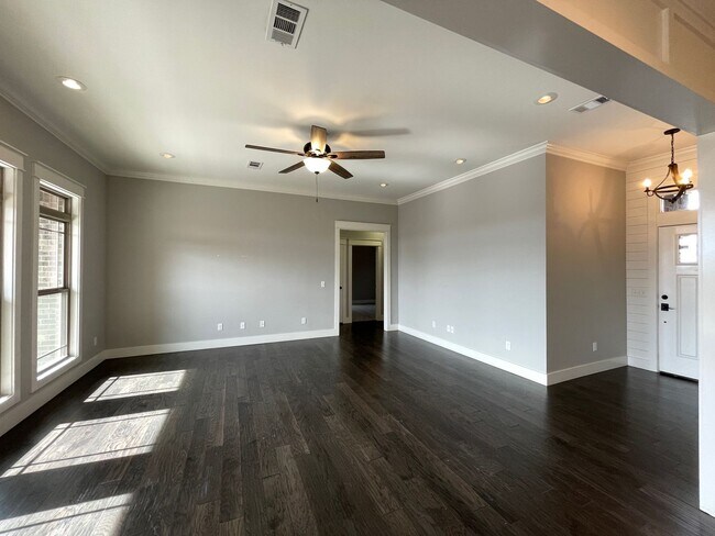 Foto del edificio - 202 Crestwood Ln