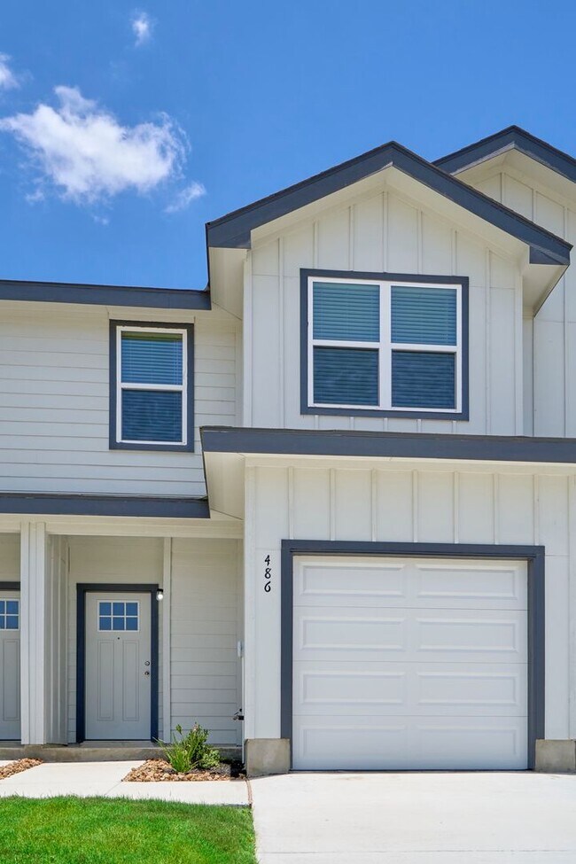 Building Photo - Hunters Ranch Beauty! 3 Bedrooms 2 1/2 Bath Townhome