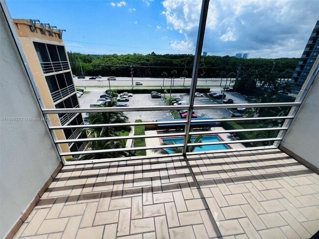Foto del edificio - 2935 NE 163rd St