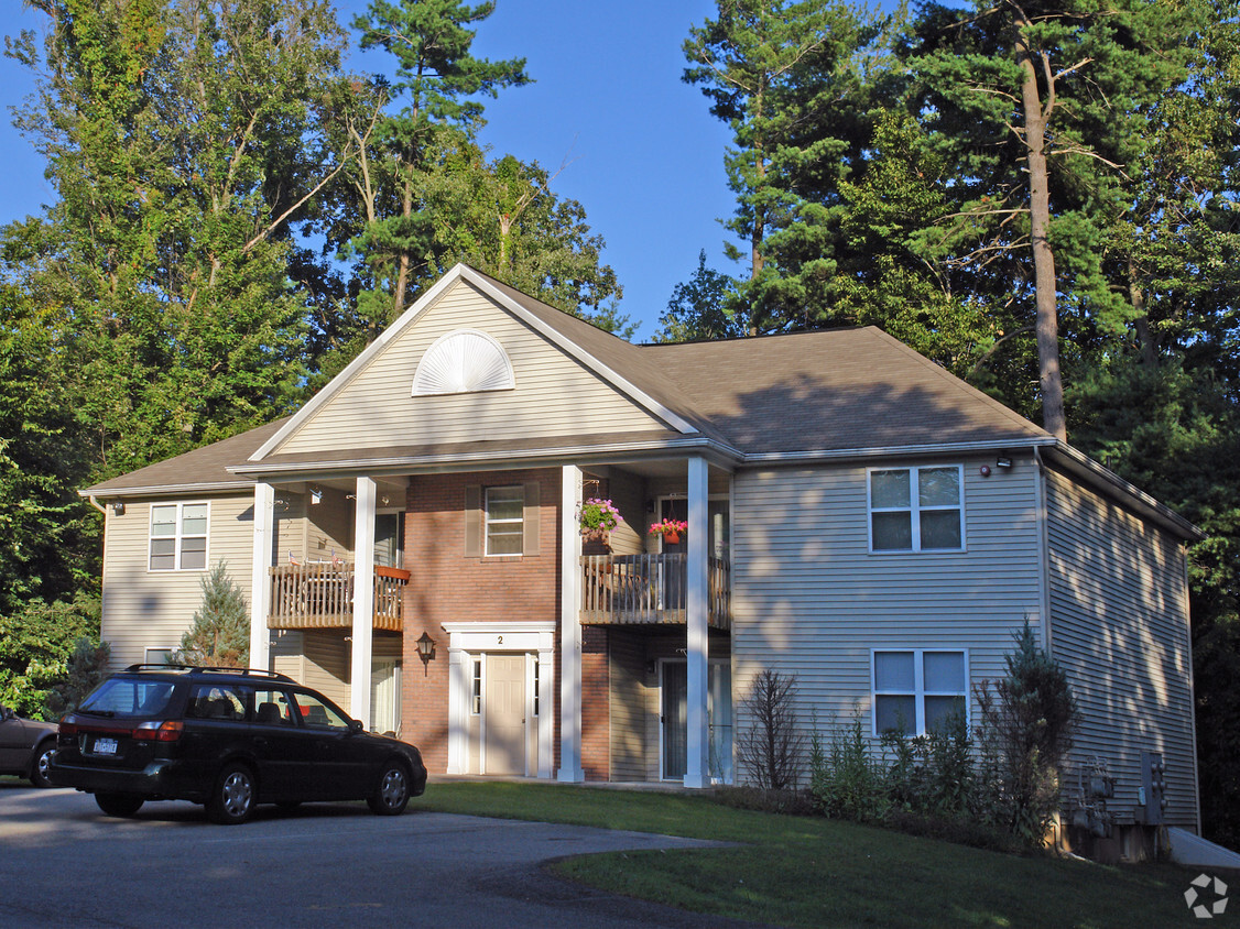 Primary Photo - Colonial Woods Apartments