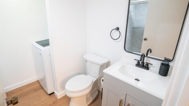 Foto del edificio - 3211 Gardens East Dr
