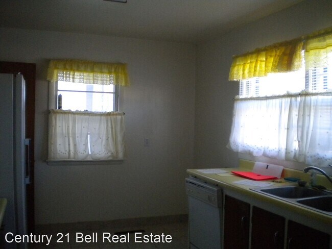 Building Photo - 3 br, 2 bath House - 2717 E 10th St