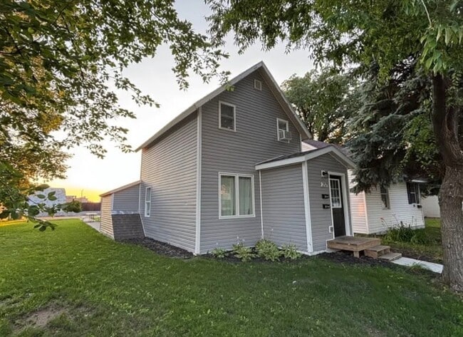 Building Photo - 217 Conley Ave S