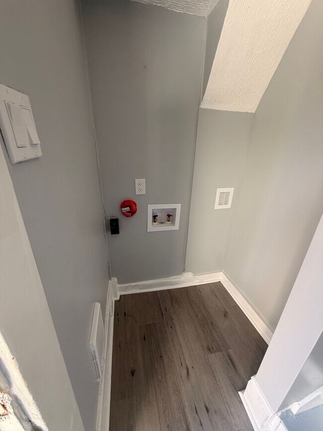 Foto del edificio - 2 bedroom available for a move right away!