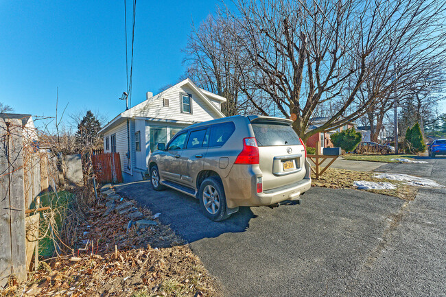 Building Photo - 105 Hazelhurst Ave