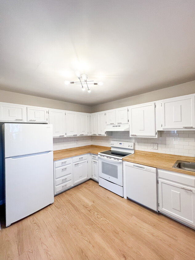 Large kitchen with new appliances - 100 Myrtle Ave