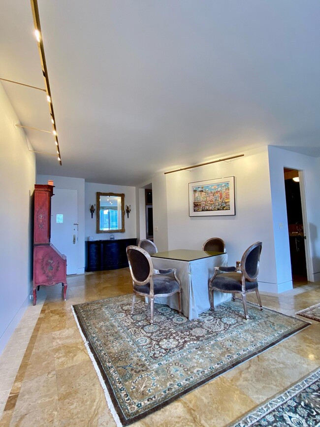 Building Photo - 210 E 65th St