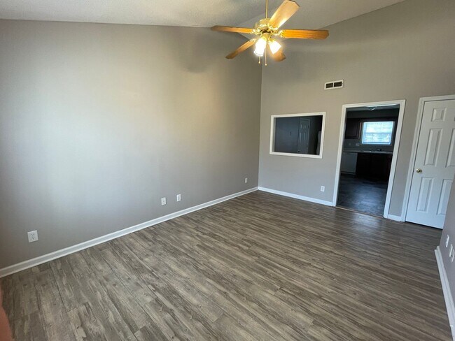Building Photo - 3 Bedroom 2 Bath Home For Rent Near 101st!