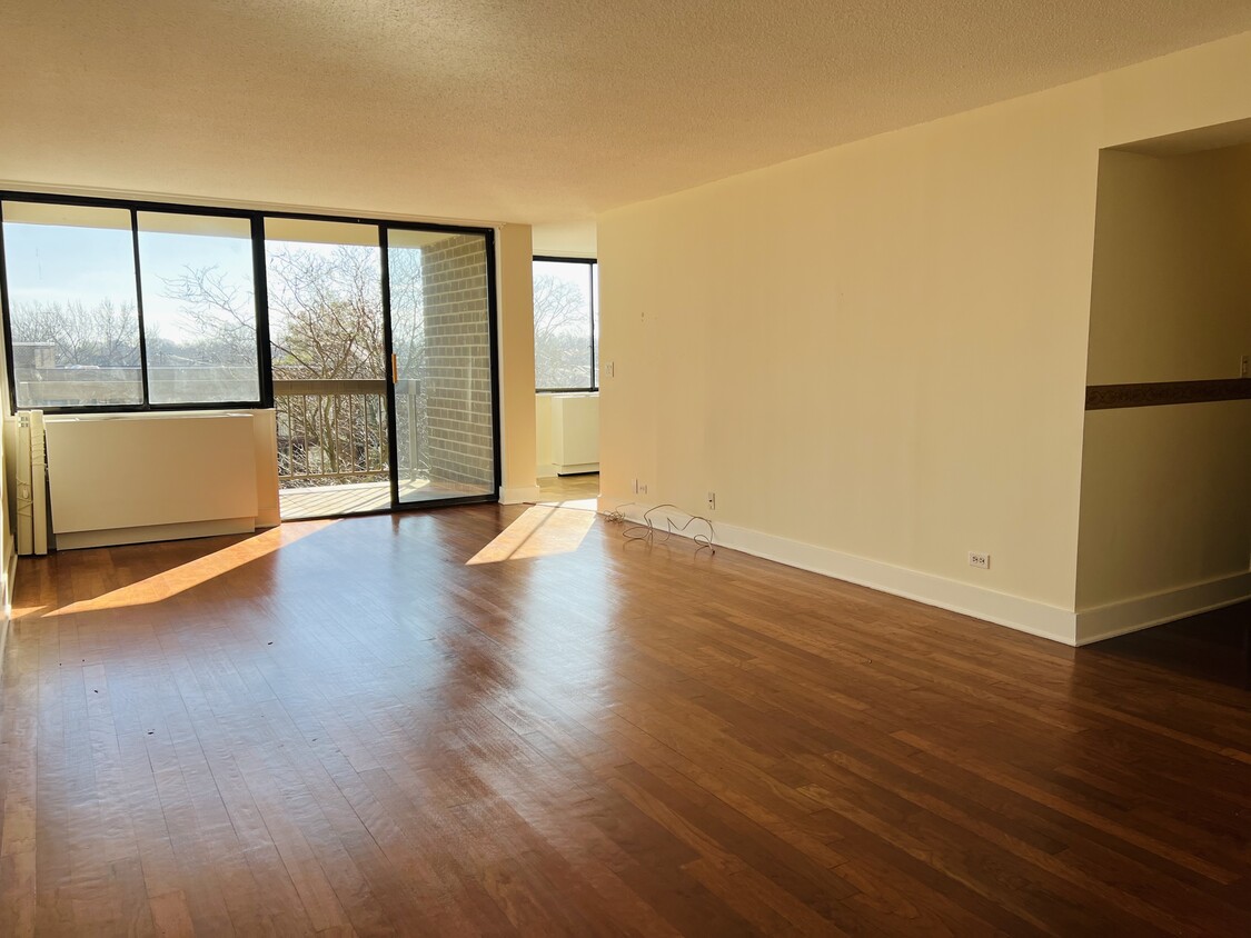 Living room with balcony - 2 Bay Club Dr