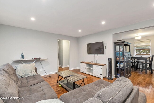 Building Photo - 32 Manor Dr