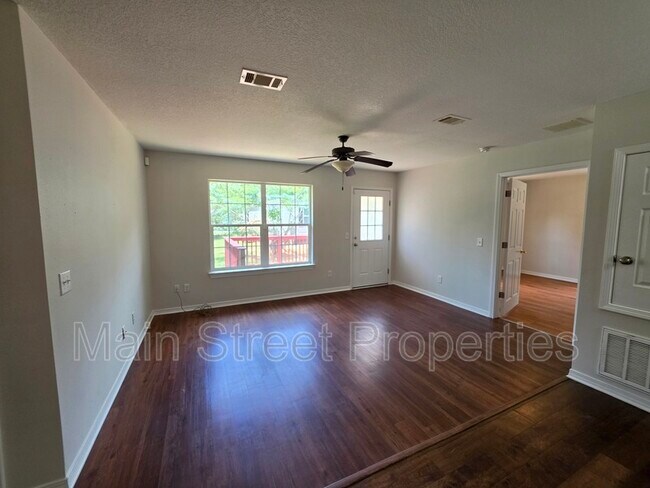 Foto del edificio - 8510 Pond Ave