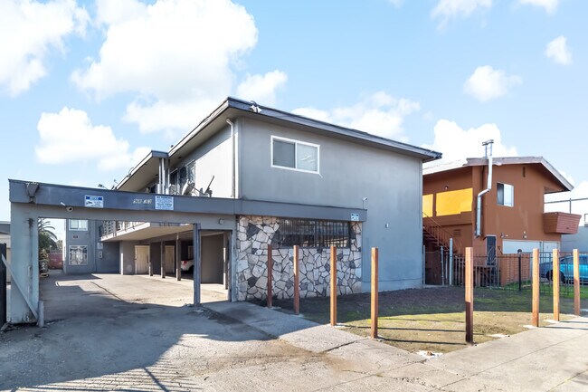 Foto del edificio - 9833 Walnut St