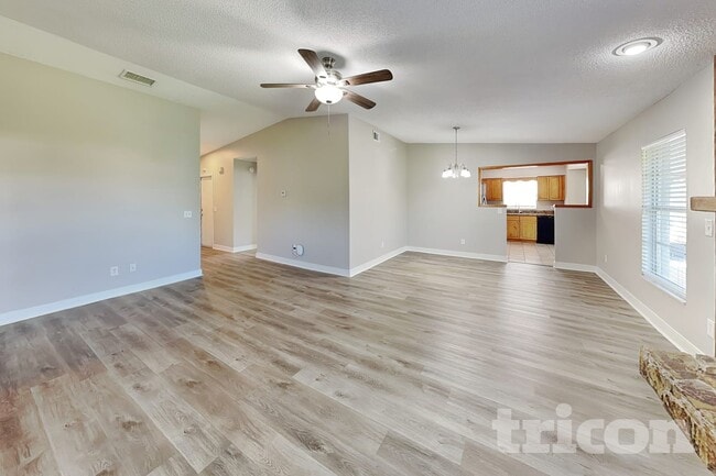 Building Photo - 1020 Red Oak Cir