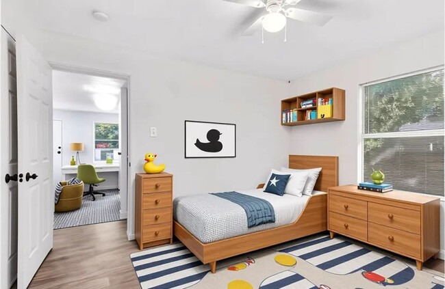 Building Photo - Charming 2 Bed / 1 Bath Duplex with Backyard