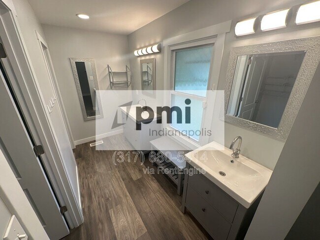 Foto del edificio - 7056 Caroline Ave