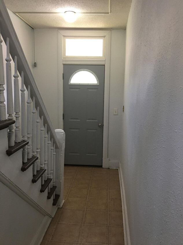 Primary Photo - 105 Jessamine Ave W