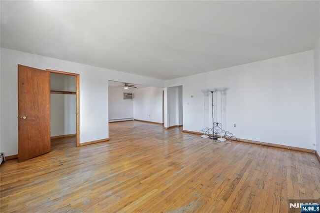 Building Photo - 416 7th St
