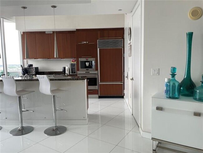 Foto del edificio - 15811 Collins Ave