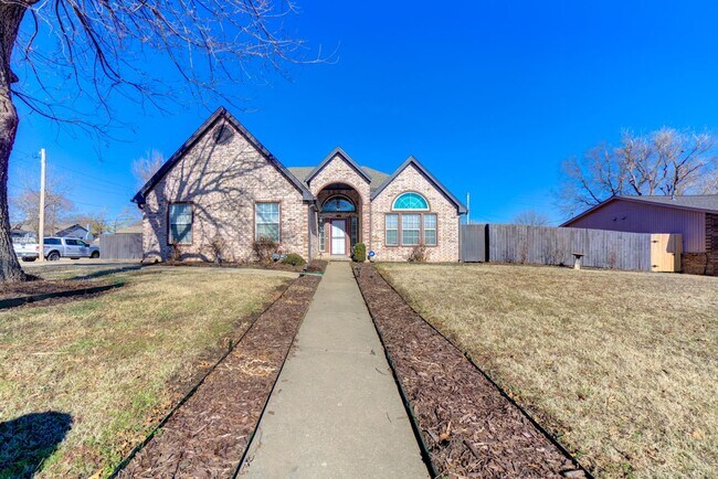 Foto del edificio - Large 3 Bedroom Home With Office!