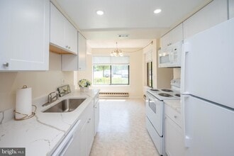 Building Photo - 15310-89-1B Beaverbrook Ct